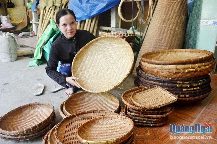 Chị Hồ Thị  Hồng Thanh giới thiệu một số sản phẩm đan lát do chị tự làm.