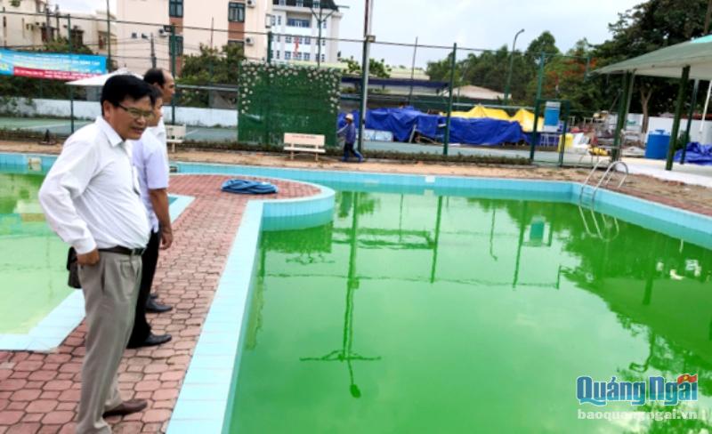 : Qua kiểm tra cơ quan chức năng phát hiện không chỉ vi phạm hàng loạt quy định, nước hồ bơi khách sạn Sông Trà vô cùng bẩn thỉu