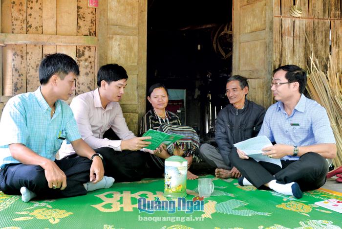 Cán bộ Ngân hàng CSXH huyện Ba Tơ tuyên truyền, hướng dẫn chính sách tín dụng đến hộ nghèo, hộ đồng bào dân tộc thiểu số tại xã Ba Thành.      