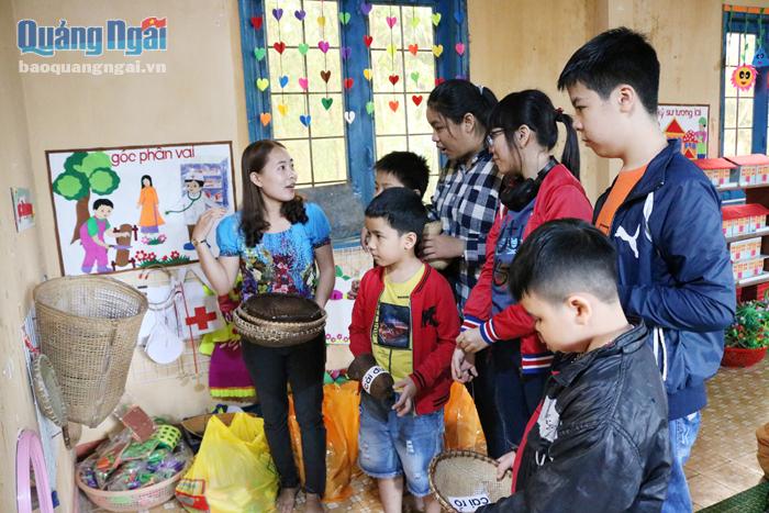 Các em học sinh đến từ TP.Quảng Ngãi thích thú khi được tìm hiểu về nét đẹp văn hóa của đồng bào dân tộc Hrê.