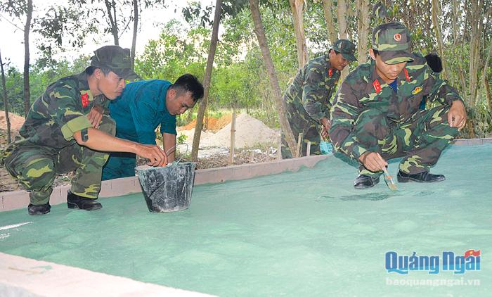 Lực lượng vũ trang huyện Sơn Tịnh xây dựng sa bàn để phục vụ Diễn tập  khu vực phòng thủ năm 2019.