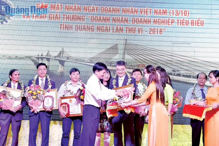 Chủ tịch UBND tỉnh Trần Ngọc Căng trao Bằng khen của UBND tỉnh cho các doanh nhân tiêu biểu tỉnh Quảng Ngãi năm 2018. ẢNH: PV