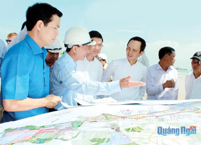 Chủ tịch UBND tỉnh Trần Ngọc Căng (thứ hai bên trái) giới thiệu địa điểm đầu tư cho Tập đoàn FLC Ảnh: PV