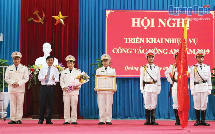 Chủ tịch UBND tỉnh Trần Ngọc Căng trao Huân chương Bảo vệ Tổ quốc hạng Ba của Chủ tịch nước cho Phòng Cảnh sát đấu tranh về tội phạm ma túy, Công an tỉnh.                             Ảnh: BS