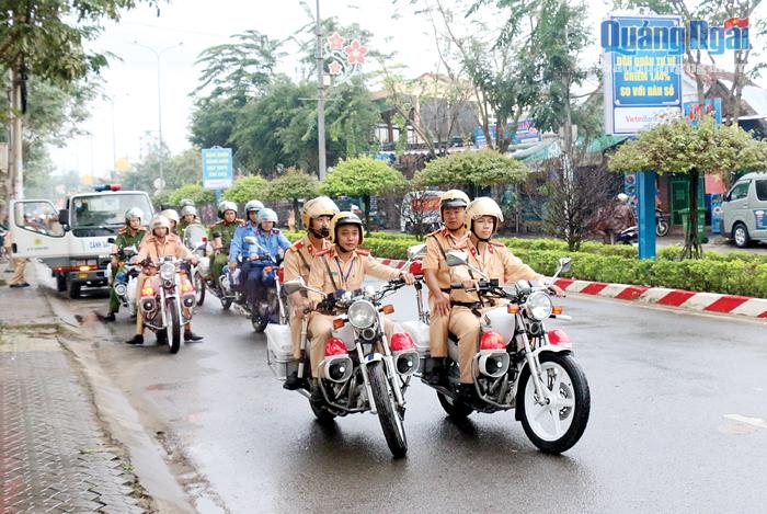  Cảnh sát giao thông Công an TP.Quảng Ngãi ra quân tuần tra đảm bảo trật tự ATGT.        Ảnh: TL