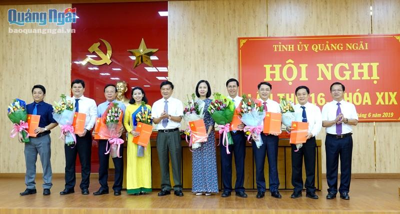 8 đồng chí Tân Ủy viên Ban chấp hành Đảng bộ tỉnh khóa XIX, nhiệm kỳ 2015- 2020 nhận hoa chúc mừng của Ban Thường vụ Tỉnh ủy