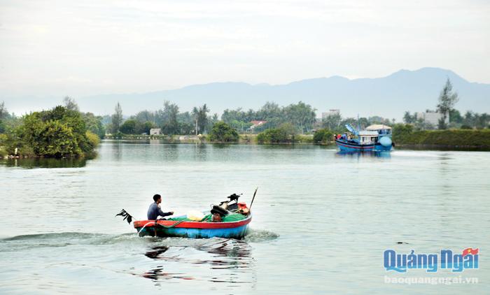 Sông Bài Ca chảy qua xã Tịnh Hòa và Tịnh Kỳ (TP.Quảng Ngãi) ngày càng hẹp dần.