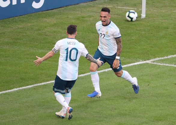  Lautaro Martinez (phải) ăn mừng bàn mở tỉ số cho Argentina - Ảnh: REUTERS