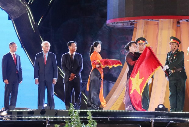 Chủ tịch Quốc hội Nguyễn Thị Kim Ngân trao Huân chương Độc lập hạng Nhất cho Đảng bộ, chính quyền và nhân dân tỉnh Phú Yên. (Ảnh: Phạm CườngTTXVN)