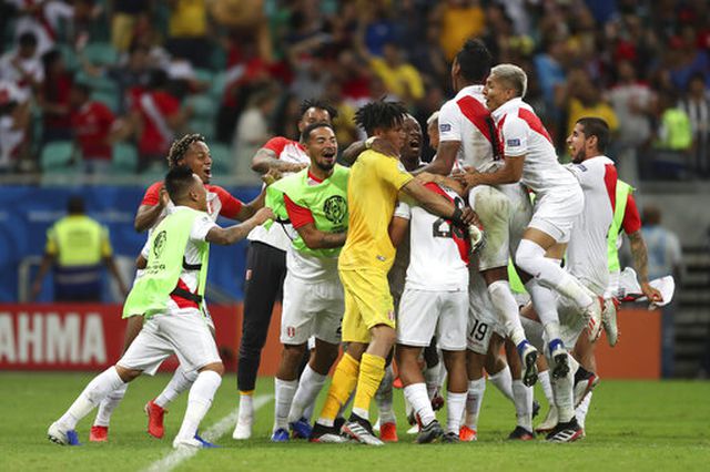 Niềm vui của các cầu thủ Peru sau khi vươt qua Uruguay