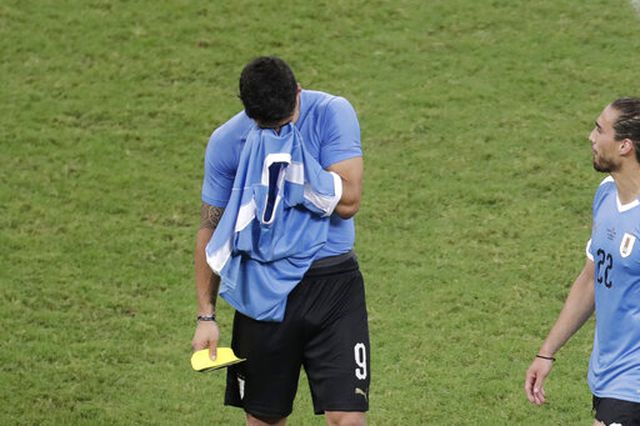  Suarez rơi lệ sau khi hóa tội đồ khiến Uruguay bị loại