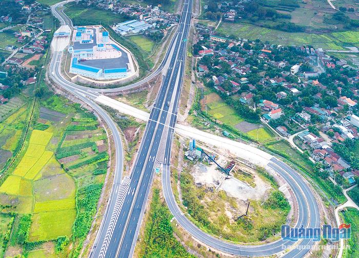  Cao tốc Đà Nẵng - Quảng Ngãi, một trong những công trình giao thông trọng điểm qua địa bàn tỉnh có sự góp sức rất lớn của cán bộ, nhân viên ngành GTVT tỉnh.                       ẢNH: BÙI THANH TRUNG