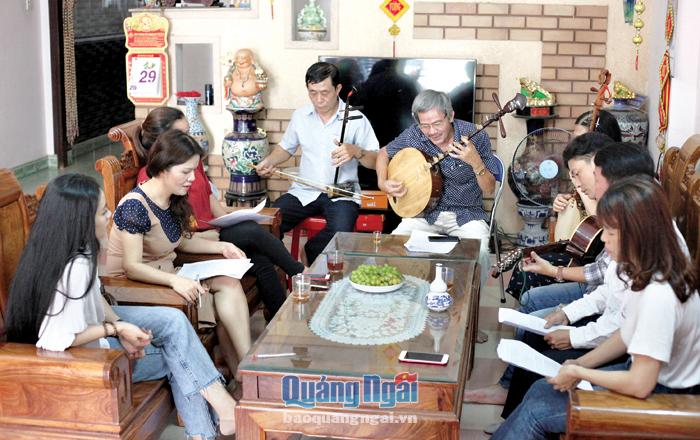 Nghệ nhân ưu tú Trần Tám hướng dẫn cách đàn và hát dân ca bài chòi cho các thế hệ ở Quảng Ngãi. ẢNH: THIÊN HẬU