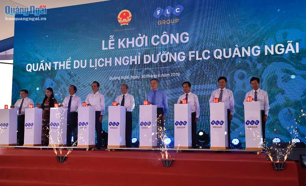 Lãnh đạo Trung ương, tỉnh và FLC thực hiện nghi thức bấm nút khởi công dự án