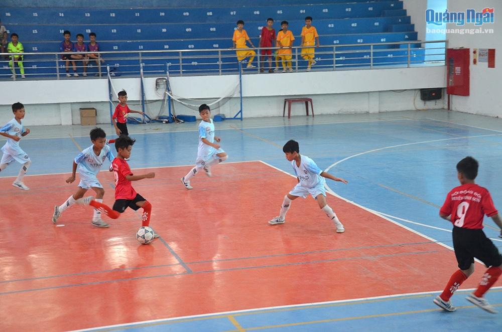 trận đấu mở màn giải giữa đội Bình Sơn và Sơn Hà
