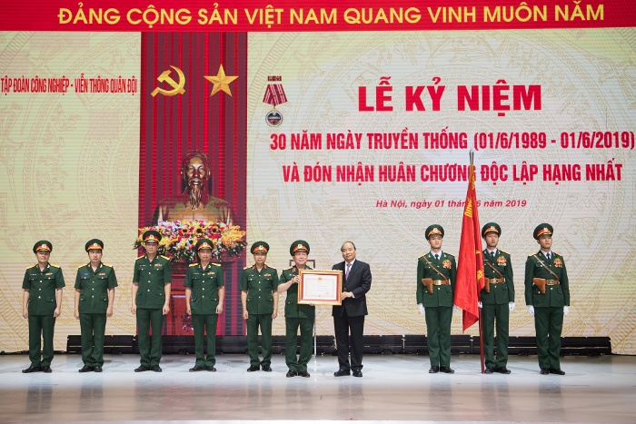 Thủ tướng Nguyễn Xuân Phúc trao Huân chương Độc lập hạng Nhất cho Viettel