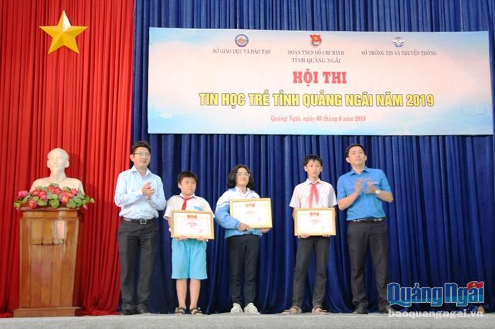Trao giải cho các em học sinh đạt giải cao tại hội thi Tin học trẻ tỉnh Quảng Ngãi, năm 2019.