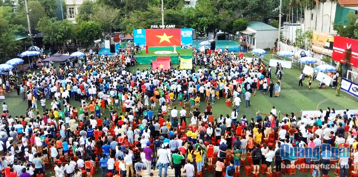 Trung tâm Văn hóa Thể thao Trần Phú trước khi HLV Park Hang- seo đến Quảng Ngãi đông nghịt người. Nhiều người hâm mộ môn thể thao vua đã chờ đợi ông hàng giờ đồng hồ.