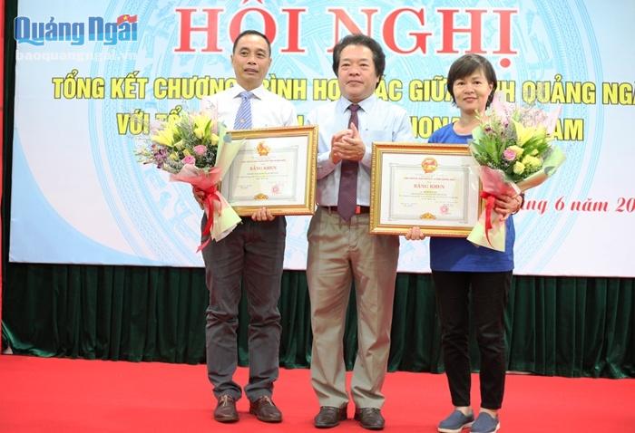 Phó Chủ tịch UBND tỉnh Võ Phiên trao tặng bằng khen của UBND tỉnh cho các tập thể, cá nhân của tổ chức Plan.