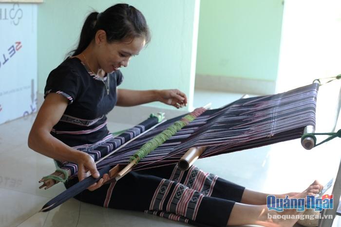 Đến với HTX Nông nghiệp Cao Muôn Ba Tơ, du khách còn có thể mua những sản phẩm dệt của Làng Teng được may và trưng bày tại HTX.