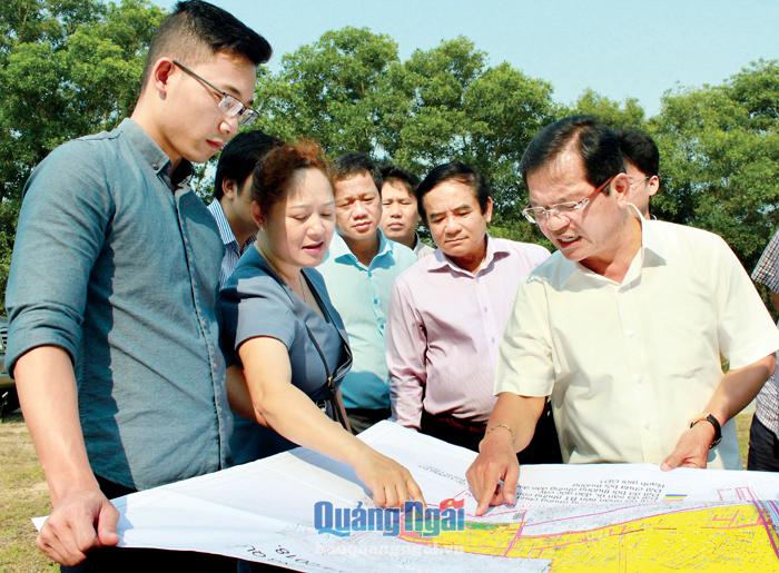 Bí thư Tỉnh ủy Lê Viết Chữ kiểm tra, chỉ đạo tháo gỡ vướng mắc cho nhà đầu tư tại Dung Quất.