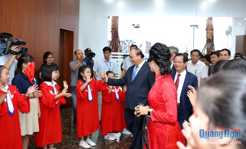 Ban Giám đốc Tập đoàn giáo dục Nguyễn Hoàng và thầy trò IEC Quảng Ngãi  đón Thủ tướng Nguyễn Xuân Phúc ghé thăm