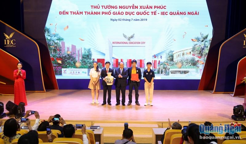 Thủ tướng Chính phủ Nguyễn Xuân Phúc tặng quà cho tập thể thầy trò IEC Quảng Ngãi