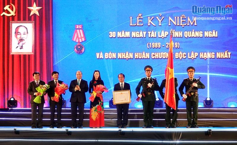 Thay mặt lãnh đạo Đảng, Nhà nước, Thủ tướng Nguyễn Xuân Phúc đã trao Huân chương Độc lập hạng Nhất cho Đảng bộ, chính quyền và nhân dân tỉnh Quảng Ngãi