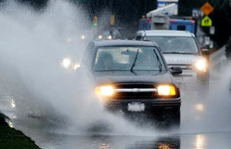 Tài xe nên giữ khoảng cách với xe đi trước và đi với vận tốc vừa phải dưới trời mưa lớn. Ảnh minh họa