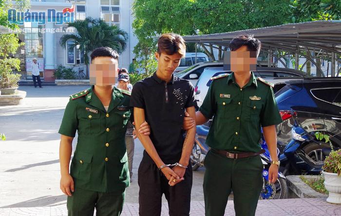 Đối tượng Võ Minh Vương, xã An Bình (Lý Sơn) bị BĐBP tỉnh bắt giữ khi đang vận chuyển ma túy ra đảo Lý Sơn tiêu thụ.