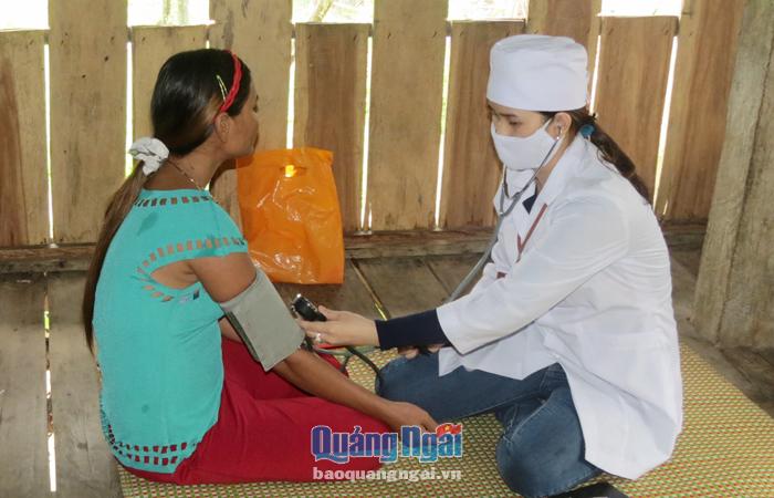 Một bệnh nhân HIV ở miền núi được cán bộ y tế chăm sóc, theo dõi sức khỏe định kỳ.