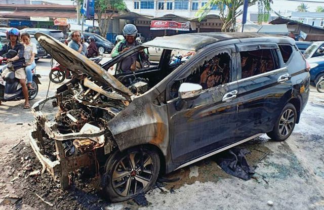  Chiếc Mitsubishi Xpander mới đi được chưa đến 1.000km tại Riau (Sumatra, Indonesia) bị cháy do chủ sở hữu sửa đổi kết cấu một số chi tiết liên quan đến hệ thống đèn chiếu sáng  trên xe.