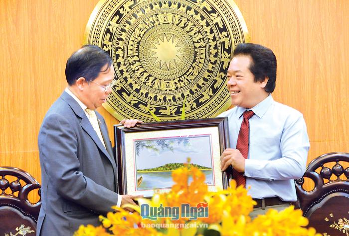 Phó Chủ tịch UBND tỉnh Võ Phiên tặng quà lưu niệm cho ngài Apirat Sugondhabhirom Tổng Lãnh sự quán Thái Lan tại TP.Hồ Chí Minh và đoàn nhân chuyến thăm tỉnh. ảnh: LÊ ĐỨC