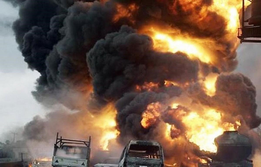 Hiện trường một vụ cháy nổ xe bồn chở dầu ở Nigeria ngày 1-7. (Ảnh: YouTube/TTXVN)