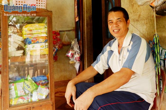  Anh Tuấn mở quầy tạp hóa nhỏ hơn 10 năm nay, để kiếm tiền nuôi các con ăn học.