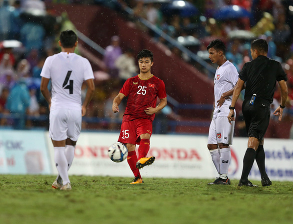 Martin Lo (áo đỏ) trong màu áo U23 Việt Nam trong trận giao hữu với U23 Myanmar trên SVĐ Việt Trì ngày 7-6 - Ảnh: NAM KHÁNH