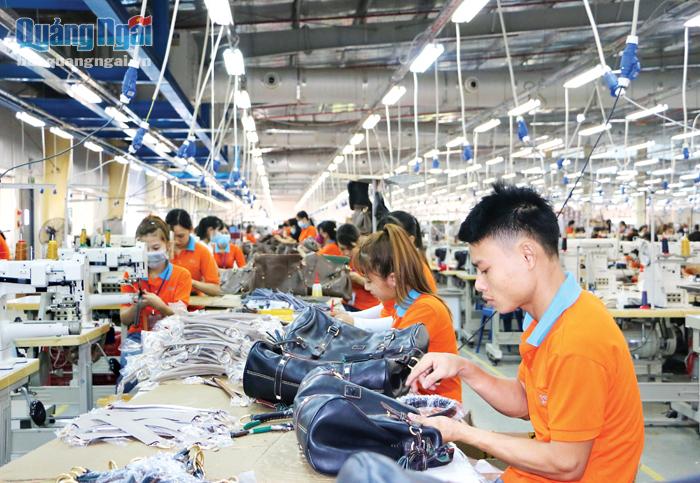  Nhiều lao động địa phương đã có thu nhập ổn định khi làm việc cho các doanh nghiệp tại KKT Dung Quất và các KCN Quảng Ngãi. Trong ảnh: Công nhân Công ty TNHH South Sea Leatherwares Việt Nam.                              ẢNH: NHƯ Ý
