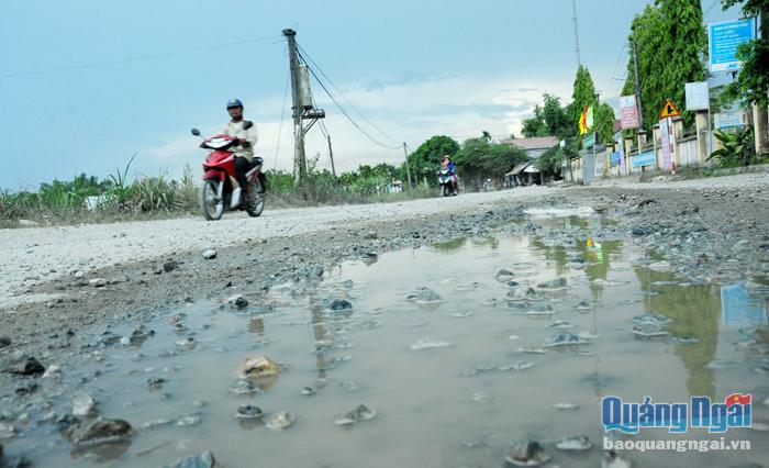 Tuyến đường DH01 qua địa bàn xã Bình Trung (Bình Sơn) hư hỏng nghiêm trọng sau khi được nhà thầu Giang Tô mượn thi công dự án, đến nay vẫn chưa được khắc phục.