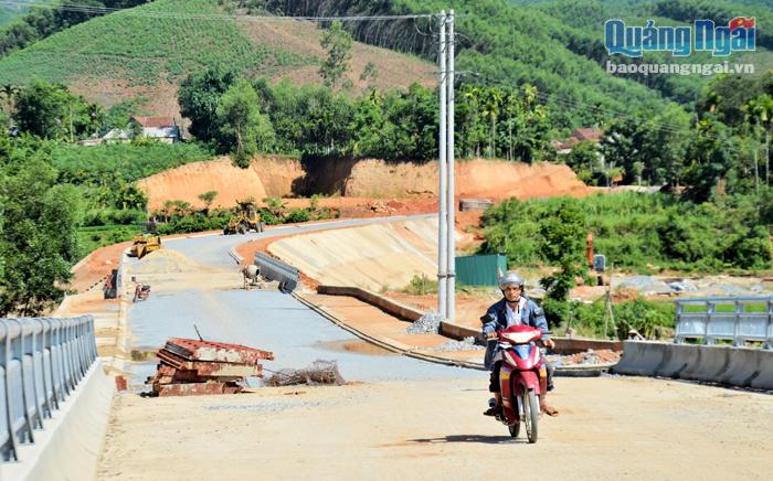 Cầu Phước Giang là một trong những công trình trọng điểm của huyện Minh Long, hiện đã hoàn thành gần 90% khối lượng.