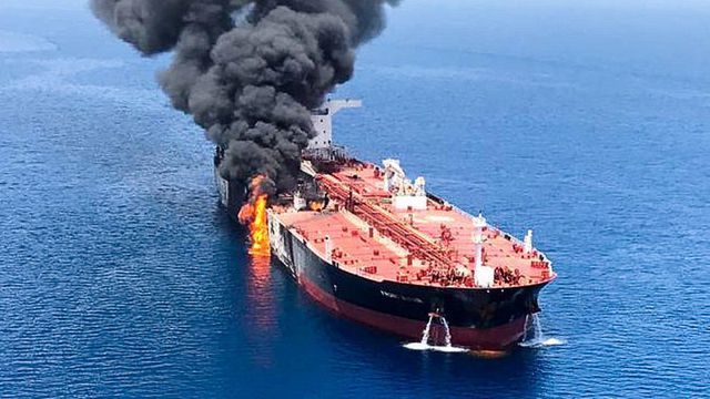  Mỹ cáo buộc Iran tấn công tàu chở dầu trên vịnh Oman hồi tháng 6. (Ảnh: Reuters)