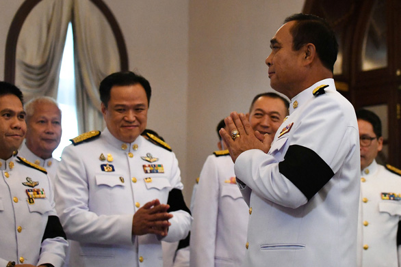 Thủ tướng Thái Lan Prayuth Chan-ocha cảm ơn các thành viên trong đảng liên minh sau lễ phê chuẩn của Hoàng gia với chức vụ thủ tướng của ông tại Bangkok, Thái Lan ngày 11-6 (ảnh tư liệu) - Ảnh: REUTERS