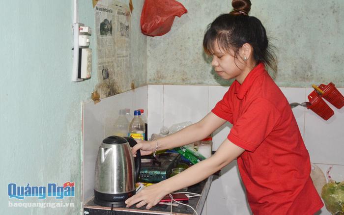 Nơi ăn, chốn ở, sinh hoạt của công nhân ở xa các KCN trong tỉnh rất thiếu thốn (vì đa số ở nhà trọ).