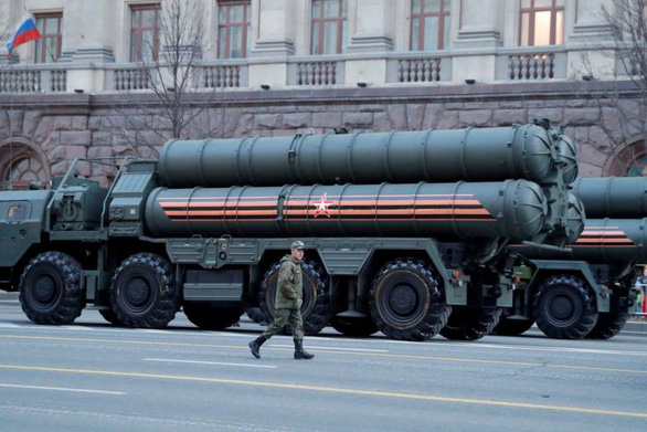 Hệ thống phòng thủ tên lửa S-400 của Nga trong một buổi duyệt binh trên đường phố Matxcơva - Ảnh: REUTERS