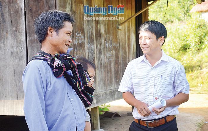 Phó Chủ tịch UBND xã Sơn Bua Cao Văn Chung (bên phải) thường xuyên vận động nhân dân nhường đất cho dự án.