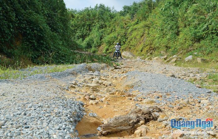 Địa hình hiểm trở, nên các xã miền núi gặp rất nhiều khó khăn trong việc thực hiện tiêu chí giao thông.