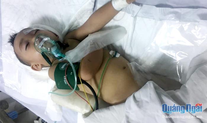  Cháu Nguyễn Đức Đạt đang được cấp cứu tại Bệnh viện Đa Khoa Đà Nẵng. Ảnh: PV