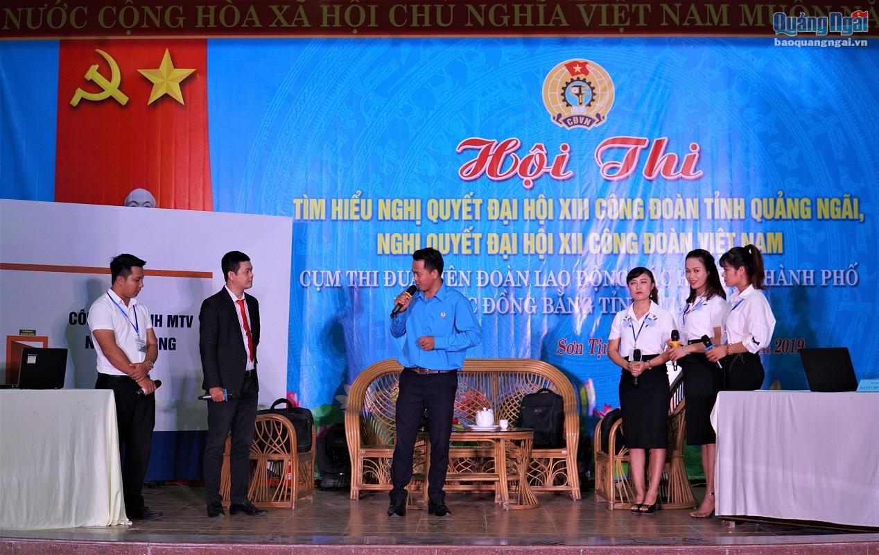 Phần thi thuyết trình của đội Thành phố Quảng Ngãi 