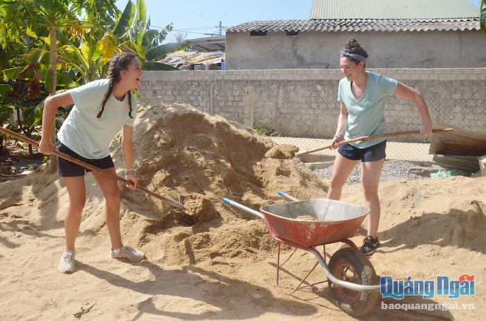  Các bạn học sinh đến từ Mỹ giúp các hộ nghèo xã Tịnh Khê (TP.Quảng Ngãi) xây nhà mới.