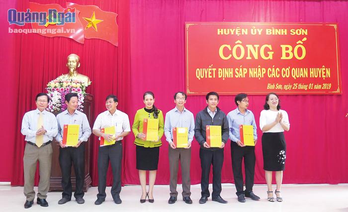 Huyện ủy Bình Sơn công bố sáp nhập các cơ quan cấp huyện.