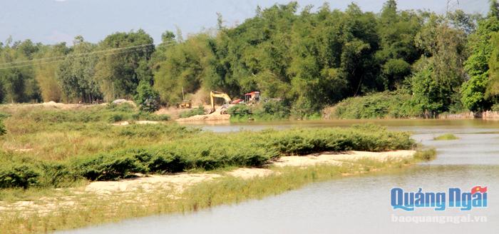  Vị trí xây dựng kè khu dân cư thị trấn Sông Vệ hiện đang gặp khó khăn trong giải phóng mặt bằng.